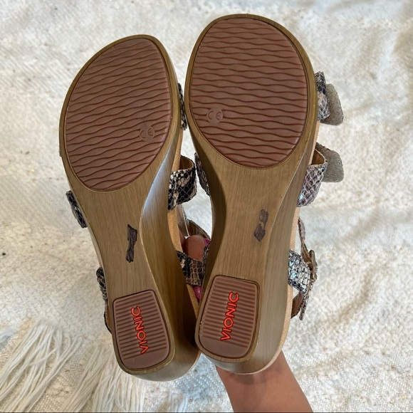 VIONIC Glenda black/brown/beige snake print sandals. Reposhed but never worn . - Picture 6 of 8